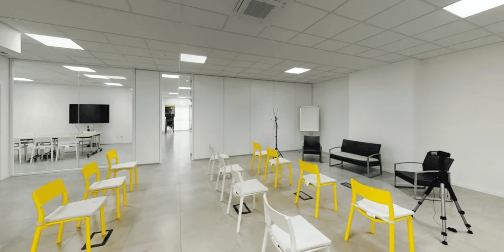 L’aula di F.academy con le sedie gialle e bianche