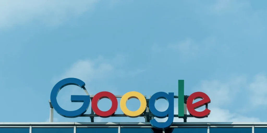 L’insegna Google sopra un edificio contro il cielo azzurro