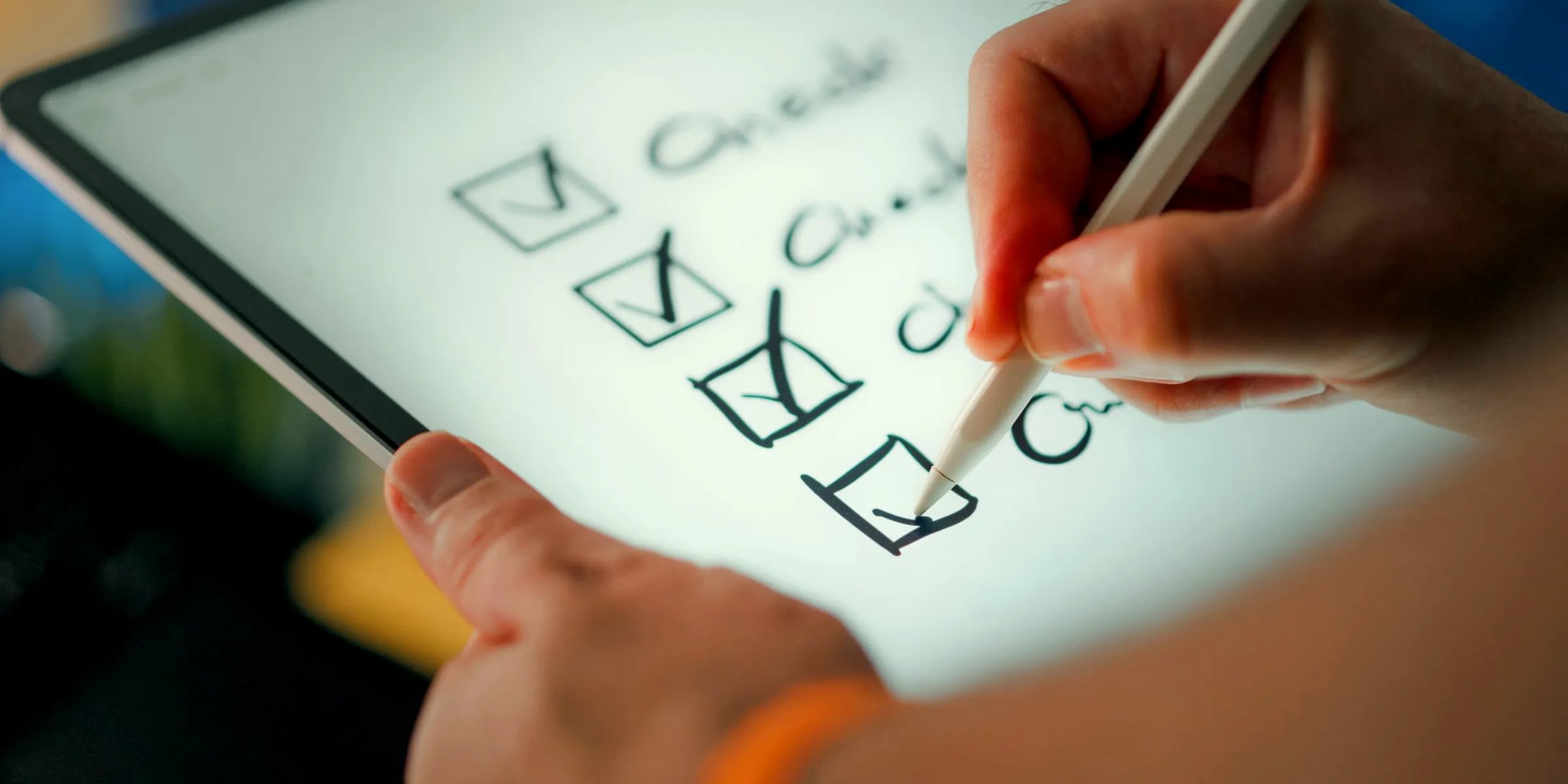 Una mano spunta le voci di una checklist su un tablet